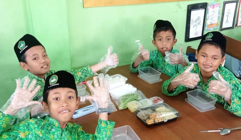Siswa Kelas 4C MI Ar-Roudhoh Belajar Membuat Bento Sehat dan Kreatif Pada hari Rabu, 13 Desember 2023, siswa kelas 4C MI Ar-Roudhoh