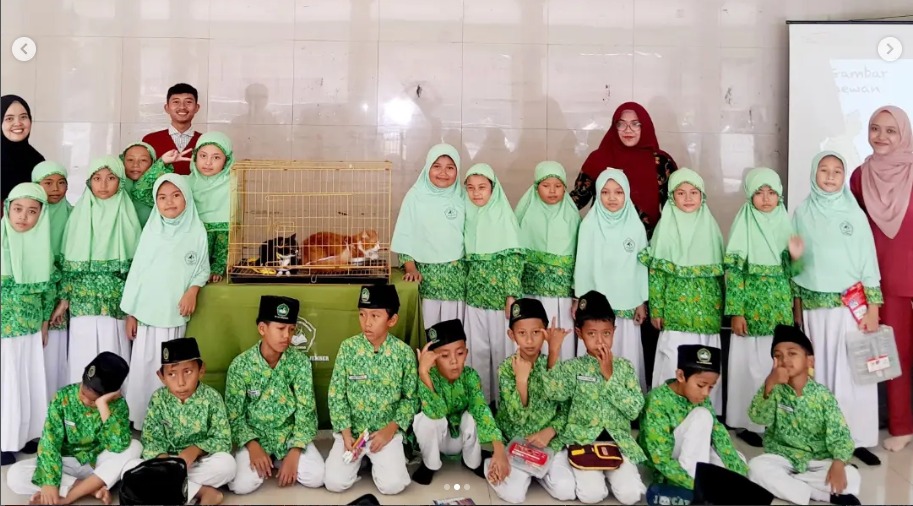 Edukasi Cat Grooming di MI Ar-Roudhoh: Menumbuhkan Kepedulian terhadap Hewan Peliharaan