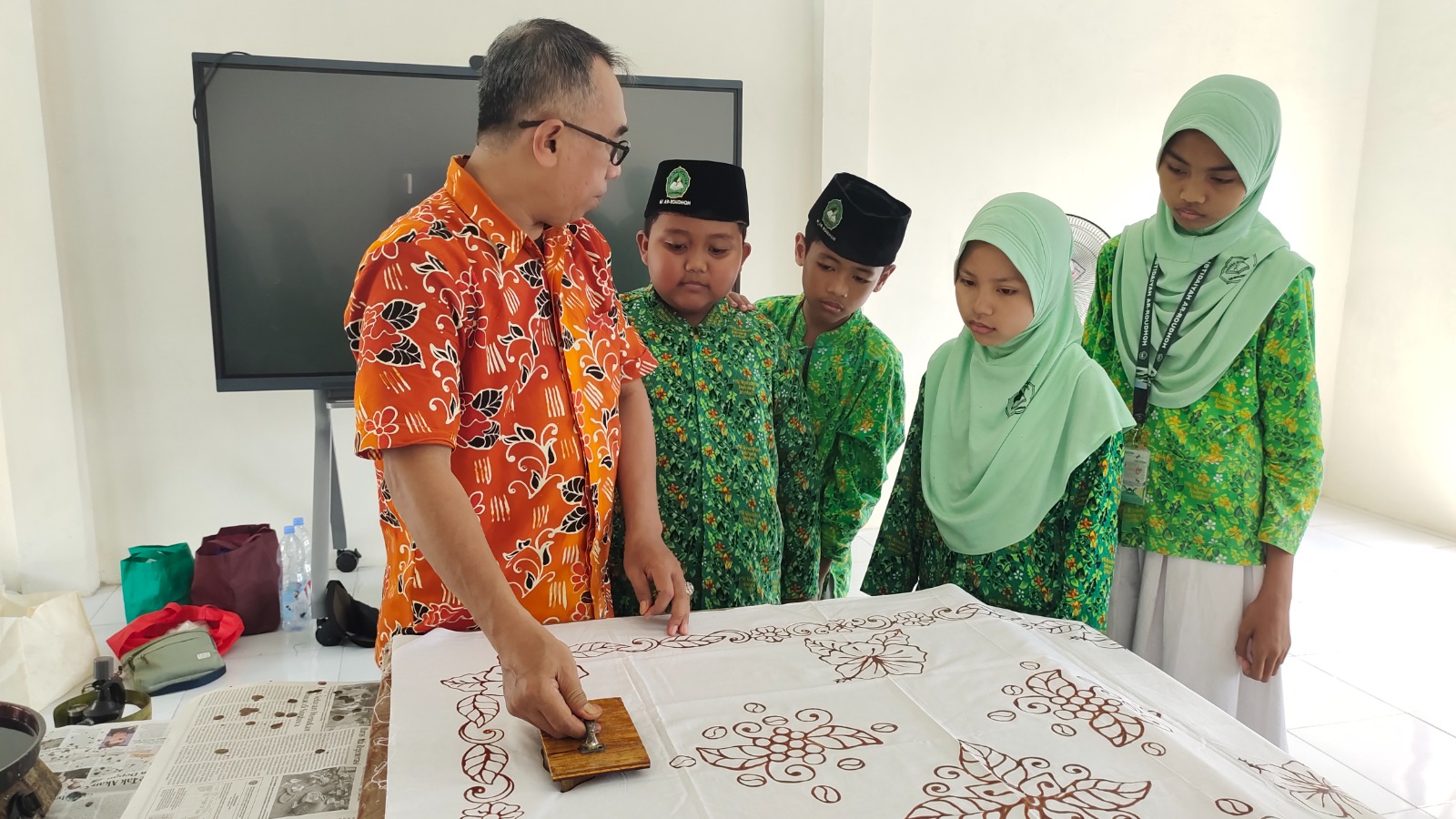 Ujian Praktik Membatik Kelas 6 MI Ar-Roudhoh Tahun 2026 sebagai Syarat Kelulusan