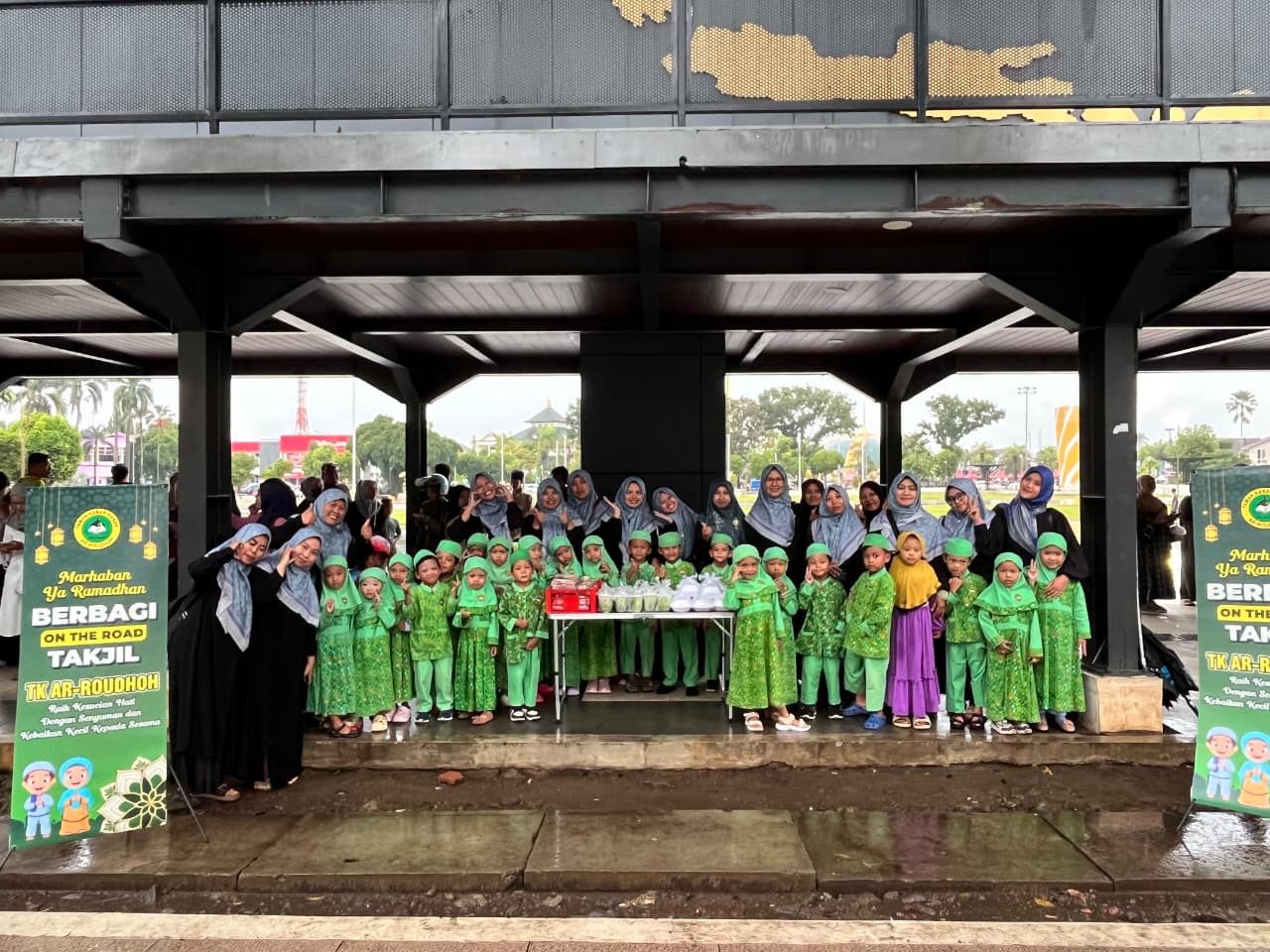 TK Ar Roudhoh Gelar Kegiatan Berbagi Takjil di Alun-Alun Kota Jember