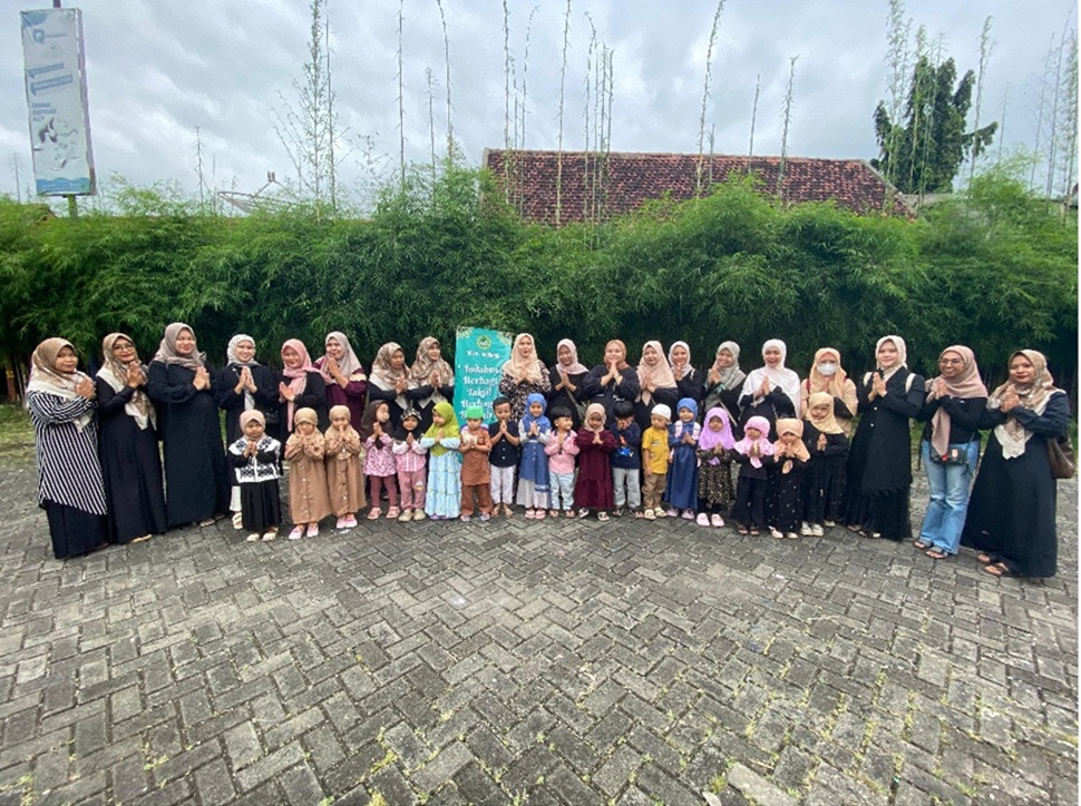 Belajar Berbagi Sejak Dini: Siswa PAUD Ar-Roudhoh Semarakkan Ramadan dengan Takjil dan Khotmil Qur’an