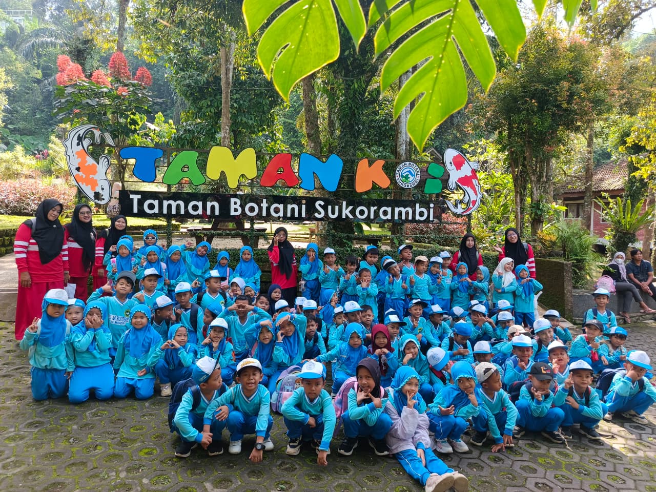Siswa TK Ar-Roudhoh Ikuti Kegiatan Outdoor Learning di Taman Botani Sukorambi