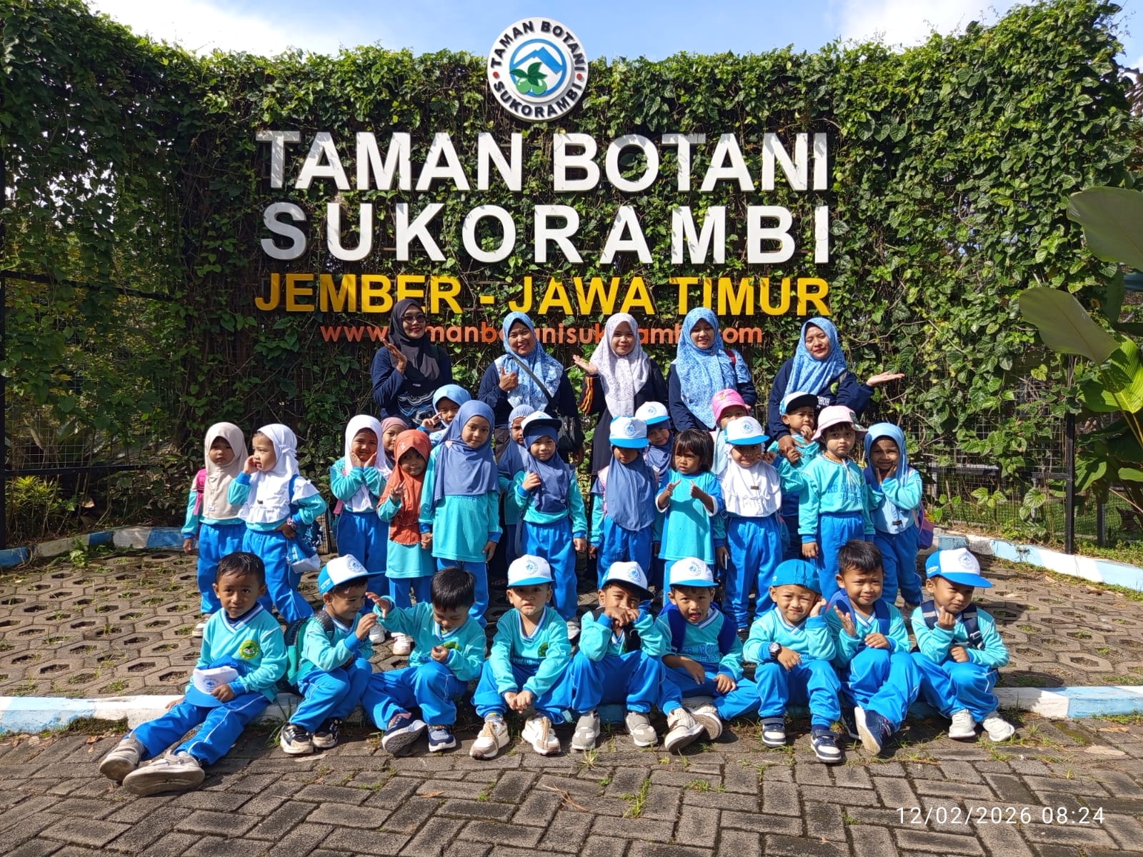 🌿 Serunya Outdoor Learning! Siswa PAUD Ar-Roudhoh Belajar Langsung di Taman Botani Sukorambi